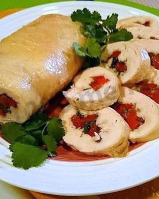 Куриный рулет с желатином в пищевой пленке