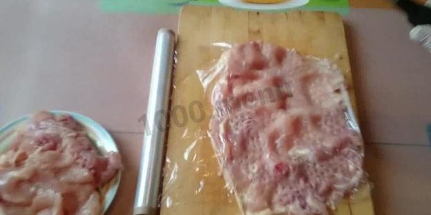 куриный рулет с желатином в пищевой пленке