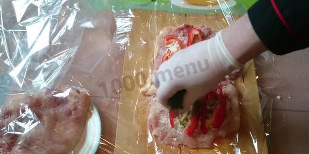 куриный рулет с желатином в пищевой пленке