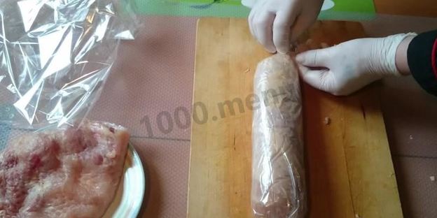 куриный рулет с желатином в пищевой пленке