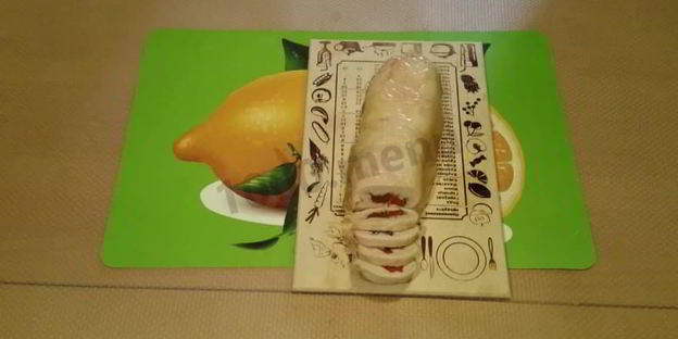 куриный рулет с желатином в пищевой пленке