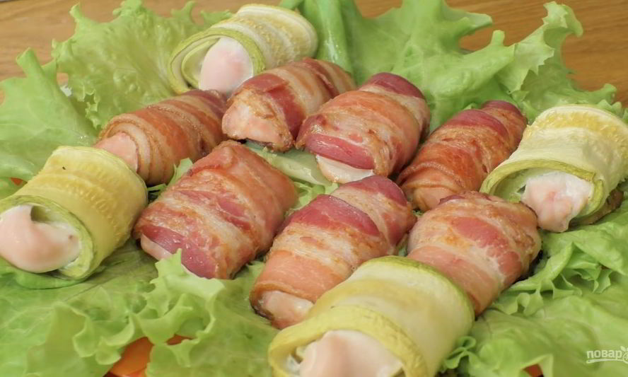 Рецепт куриных рулетиков с беконом и кабачком