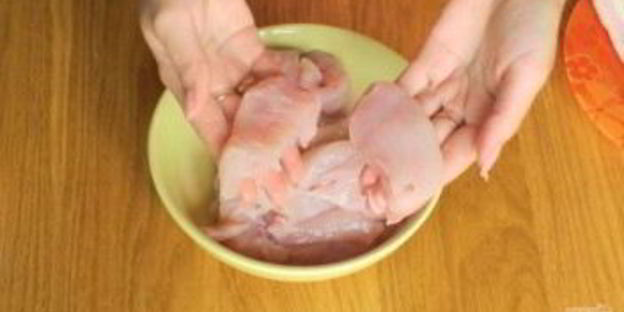 куриные рулетики с беконом и кабачком