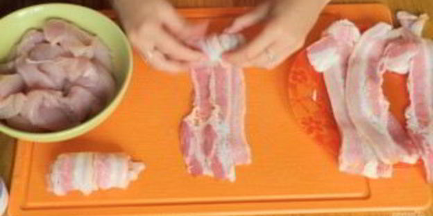 куриные рулетики с беконом и кабачком