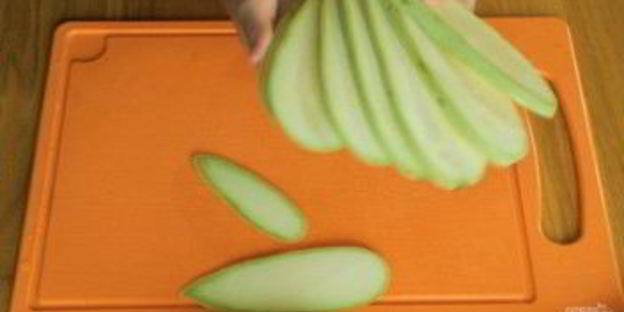 куриные рулетики с беконом и кабачком