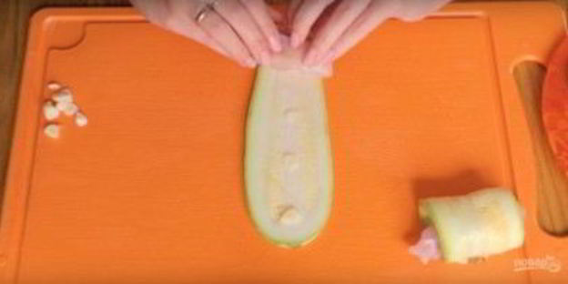 куриные рулетики с беконом и кабачком