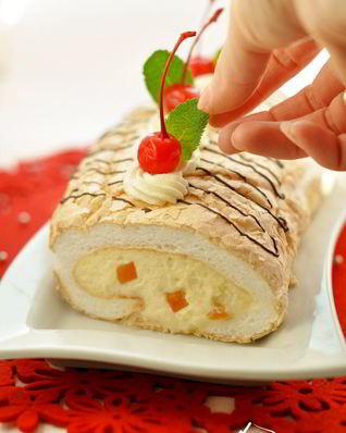 Меренговый рулет с маскарпоне и взбитыми сливками