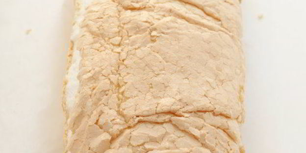 меренговый рулет с маскарпоне и взбитыми сливками