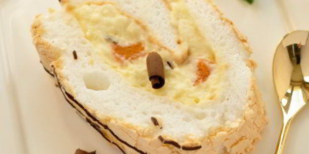 меренговый рулет с маскарпоне и взбитыми сливками