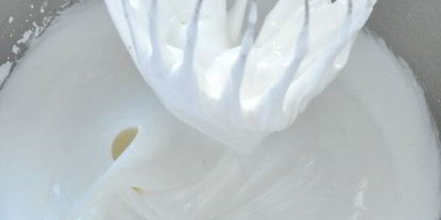 меренговый рулет с маскарпоне и взбитыми сливками