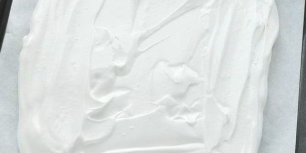 меренговый рулет с маскарпоне и взбитыми сливками