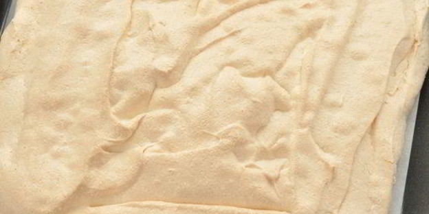 меренговый рулет с маскарпоне и взбитыми сливками