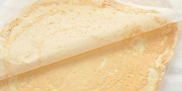 меренговый рулет с маскарпоне и взбитыми сливками