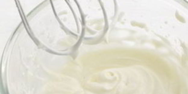 меренговый рулет с маскарпоне и взбитыми сливками