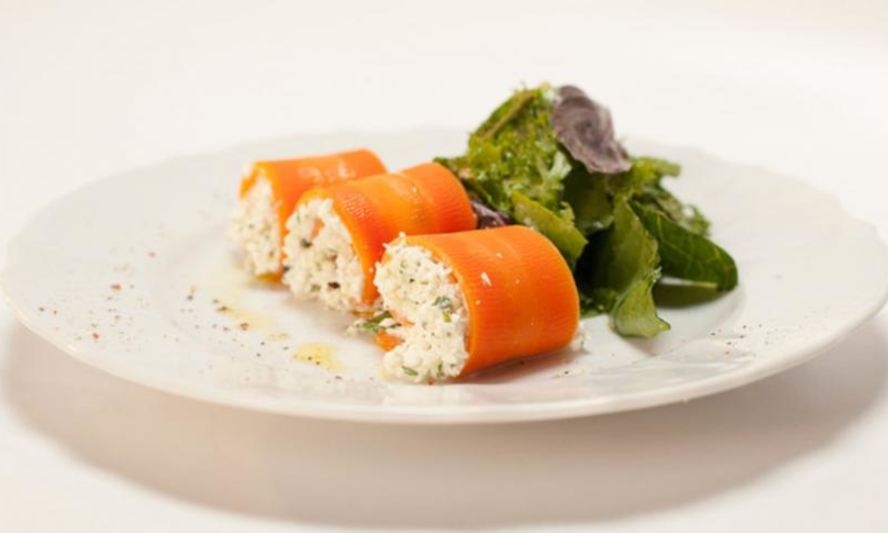 Рецепт морковных рулетиков с творожным сыром