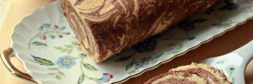 Мраморный бисквитный рулет с бананом