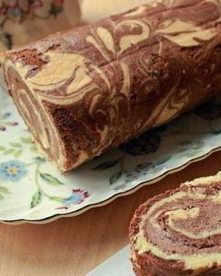 Мраморный бисквитный рулет с бананом