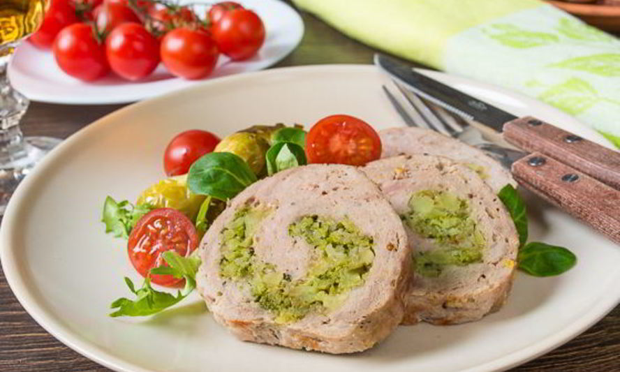 Рецепт мясного рулета с брокколи и сыром