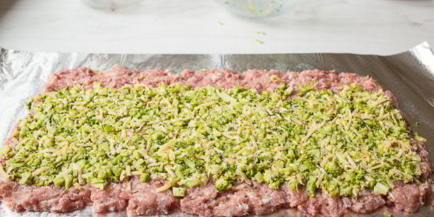 мясной рулет с брокколи и сыром