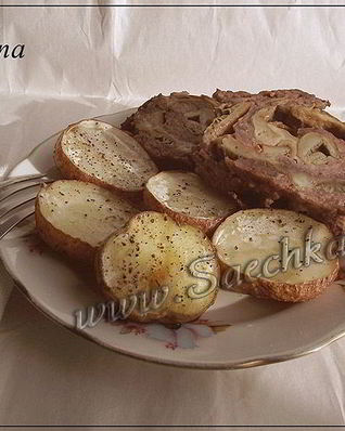 Мясной рулет с грибами и сыром