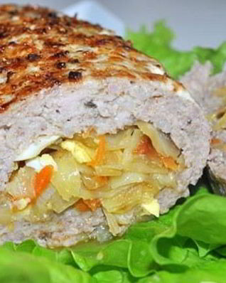 Мясной рулет с капустой и яйцом