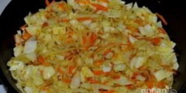 мясной рулет с капустой и яйцом