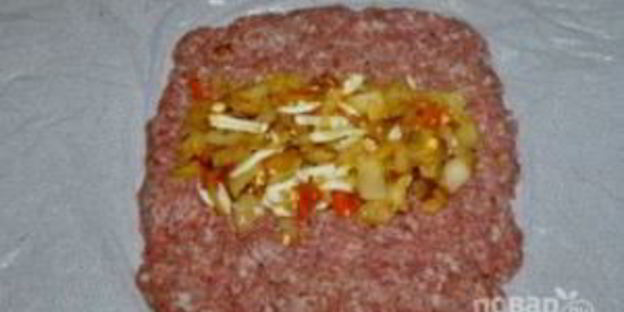 мясной рулет с капустой и яйцом