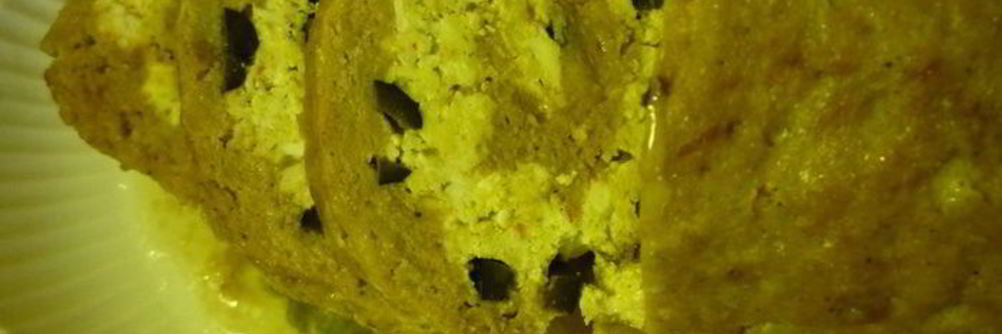 Мясной рулет с маслинами, черносливом и омлетом