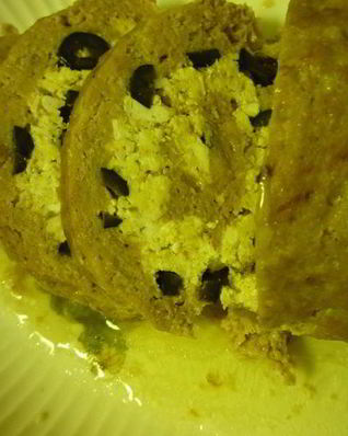 Мясной рулет с маслинами, черносливом и омлетом