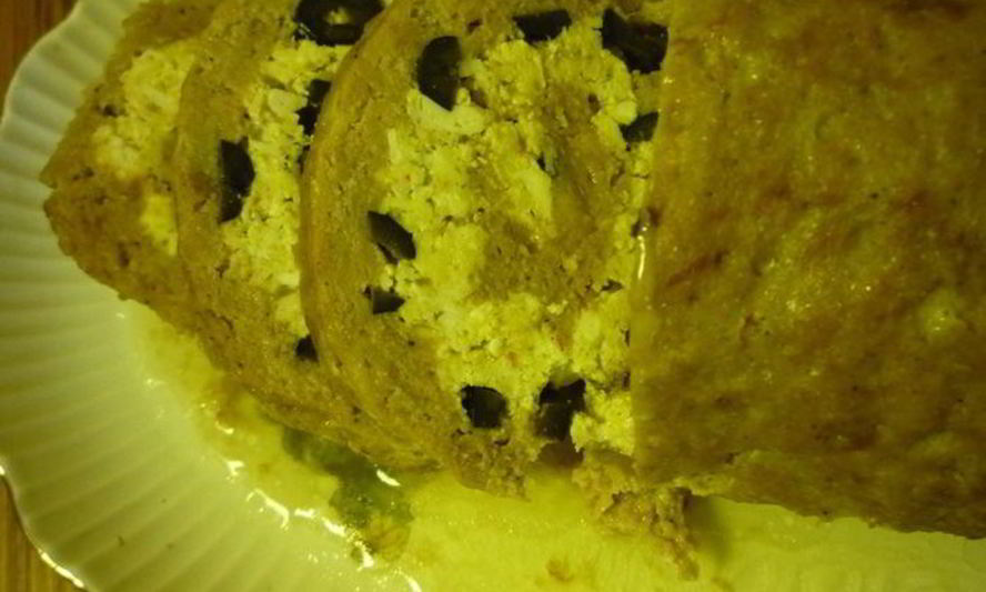 Рецепт мясного рулета с маслинами, черносливом и омлетом