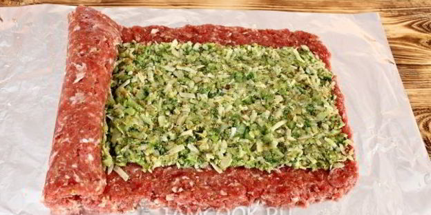 мясной рулет с начинкой из брокколи