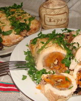 Мясной рулет с сухофруктами