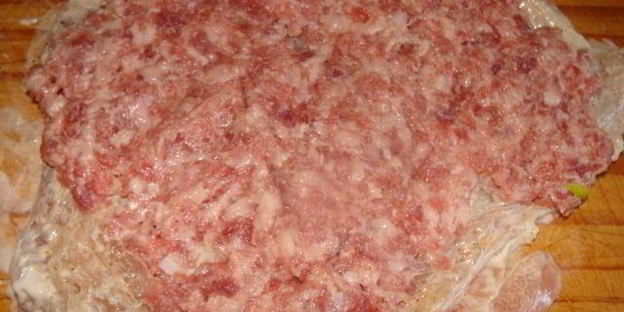 мясной рулет с сухофруктами