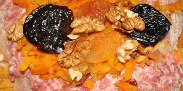 мясной рулет с сухофруктами