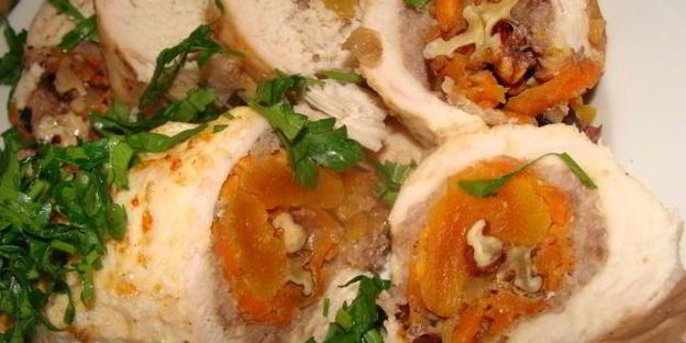 мясной рулет с сухофруктами