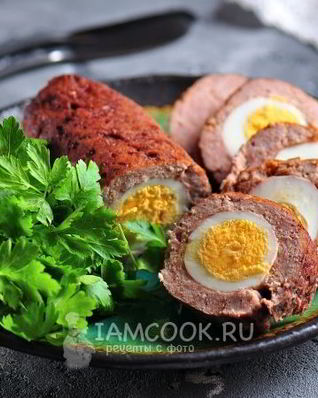 Мясной рулет с яйцом в духовке