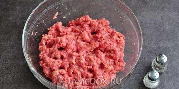 мясной рулет с яйцом в духовке