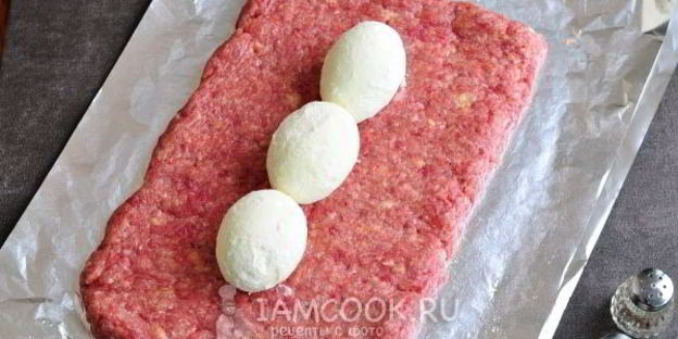 мясной рулет с яйцом в духовке