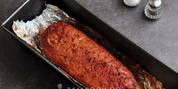 мясной рулет с яйцом в духовке