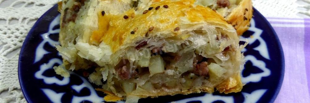 Мясной рулет в слоеном тесте