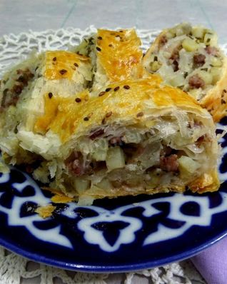 Мясной рулет в слоеном тесте