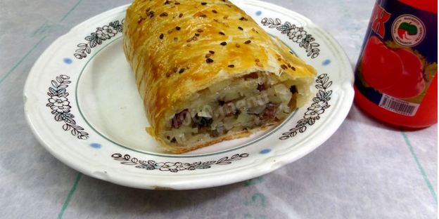 мясной рулет в слоеном тесте