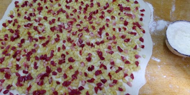 мясной рулет в слоеном тесте