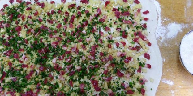 мясной рулет в слоеном тесте