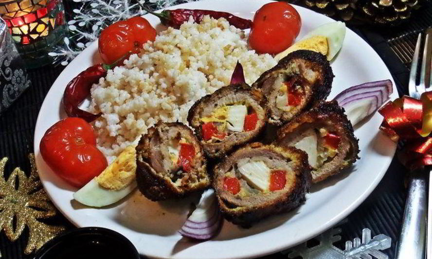 Рецепт мясных рулетиков с сырной начинкой