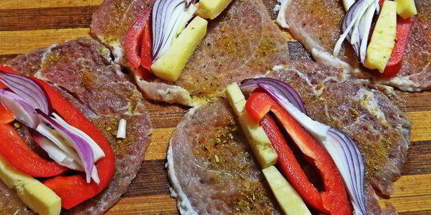 мясные рулетики с сырной начинкой