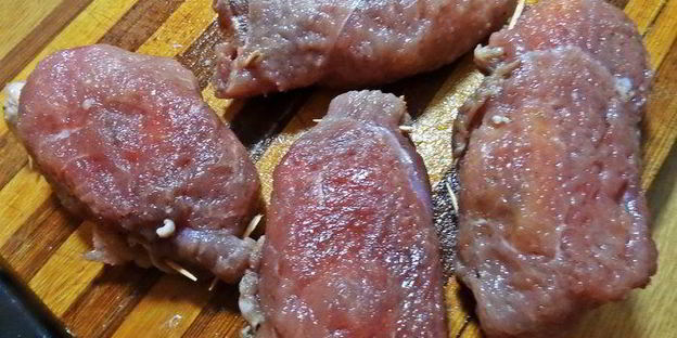 мясные рулетики с сырной начинкой