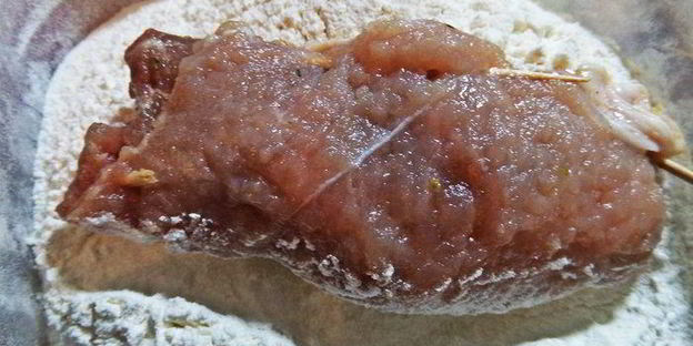 мясные рулетики с сырной начинкой