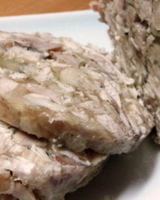 Нежный куриный рулет с орехами