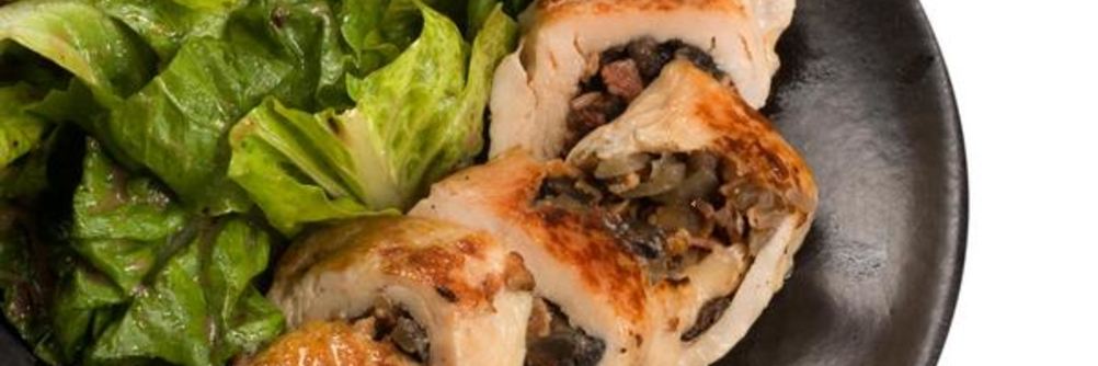 Пряный куриный рулет с шампиньонами